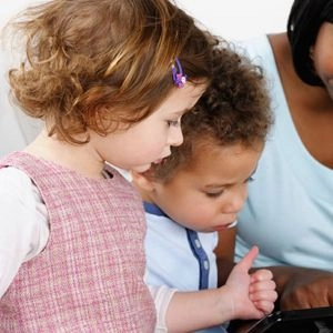 İzmir Karabağlar’da Gündüz Çalışacak Çocuk Bakıcısı Aranıyor