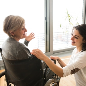 Trafik Kazası Geçirmiş Kadın İçin Tecrübeli Hasta Bakıcı Aranıyor