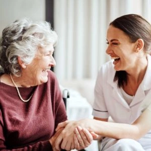 Aydın Kuşadası Merkez’de Yatılı Bayan Hasta Bakıcı Aranıyor