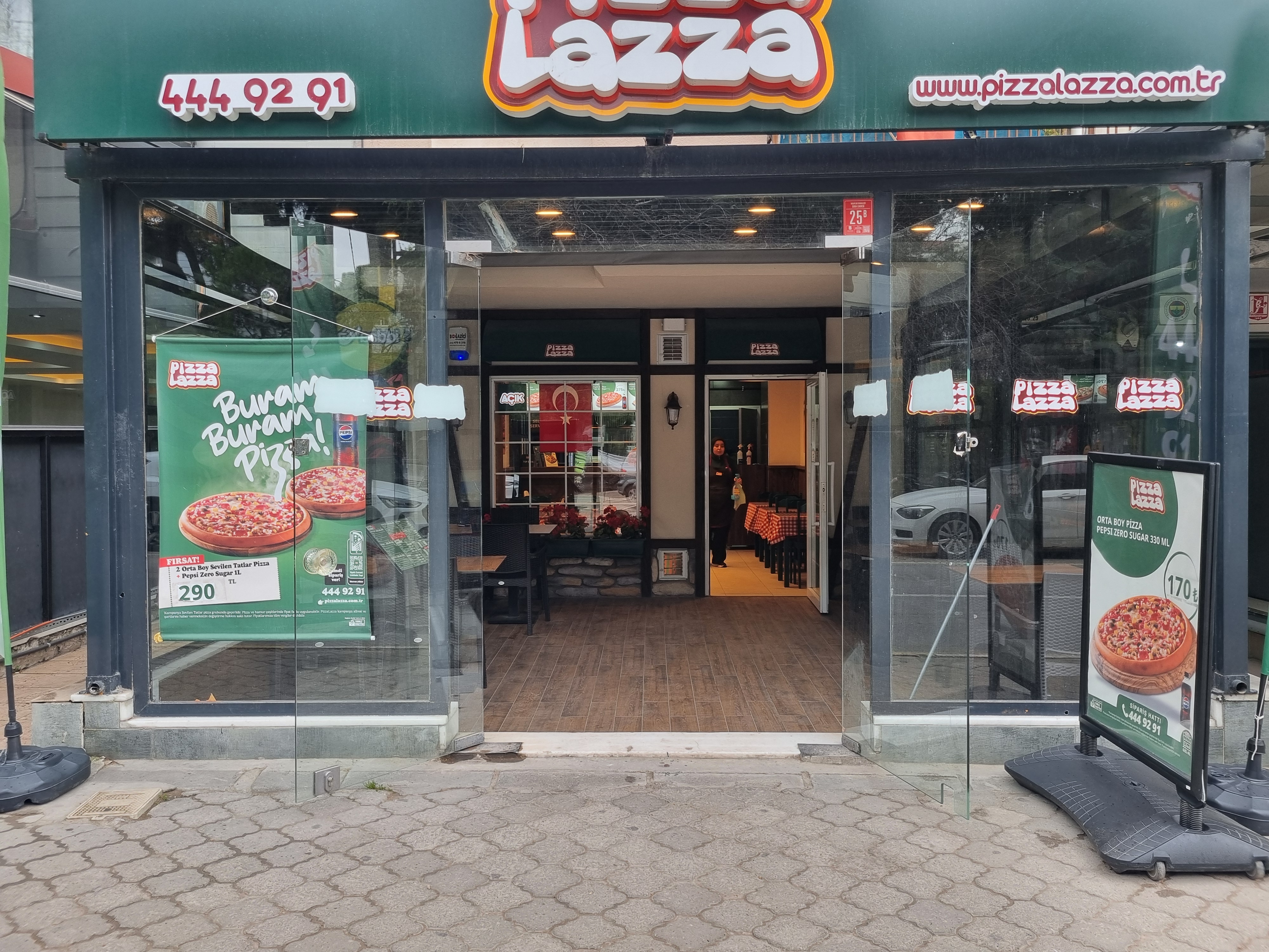 Pizza Lazza Logo